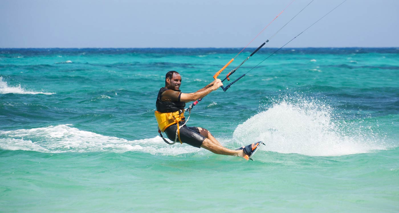 Istruttore di kitesurf durante una lezione personalizzata a Corralejo, Fuerteventura.