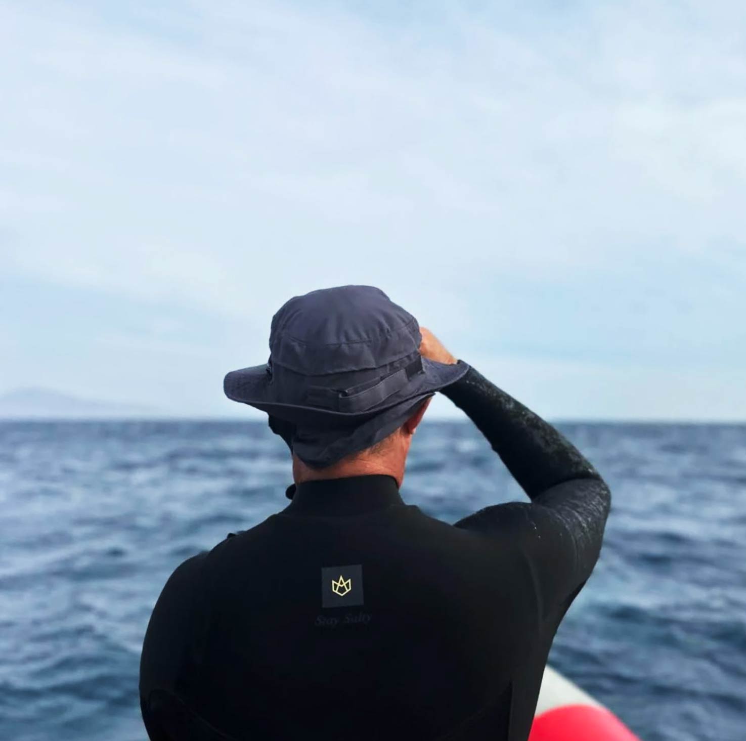 Istruttore di kitesurf di CKite osserva le condizioni del mare a Corralejo, Fuerteventura, prima di una lezione personalizzata.