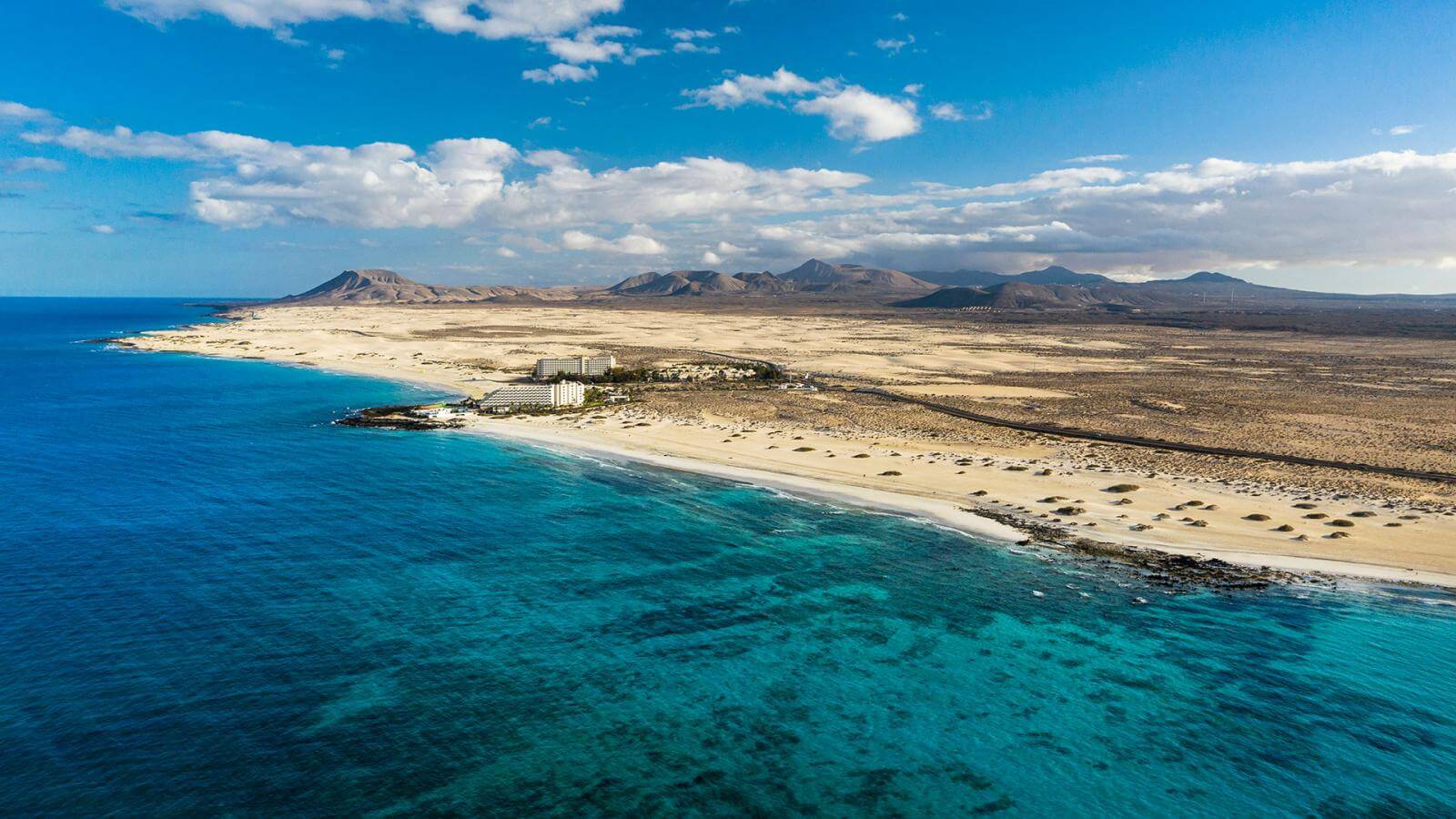 Vista aerea delle Grandi Spiagge e delle Dune di Corralejo, spot ideale per il kitesurf a Fuerteventura Nord.
