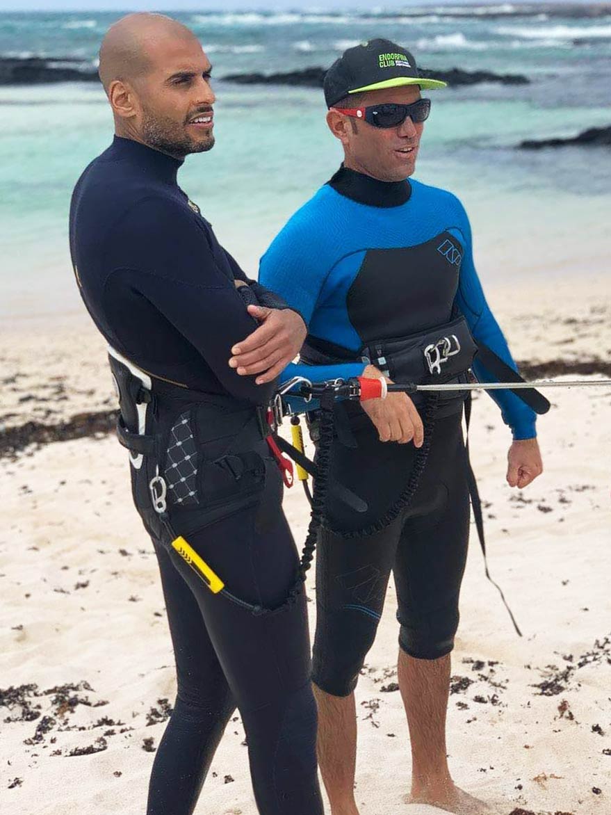 Claudio e il team di istruttori CKite pronti per una lezione di kitesurf sulla spiaggia di Corralejo, Fuerteventura.